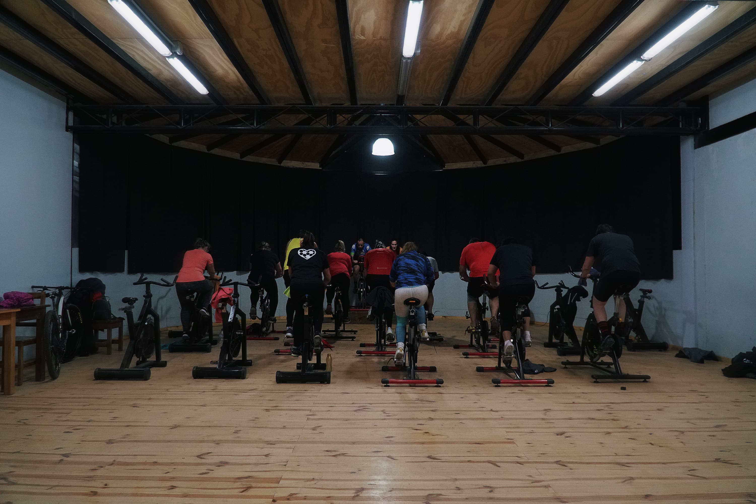 Sala de spinning llena de socios entrenando en Big Sports Gym El Bolsón